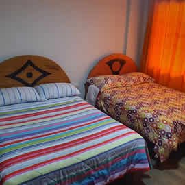 Habitación matrimonial con cama adicional sin baño privado